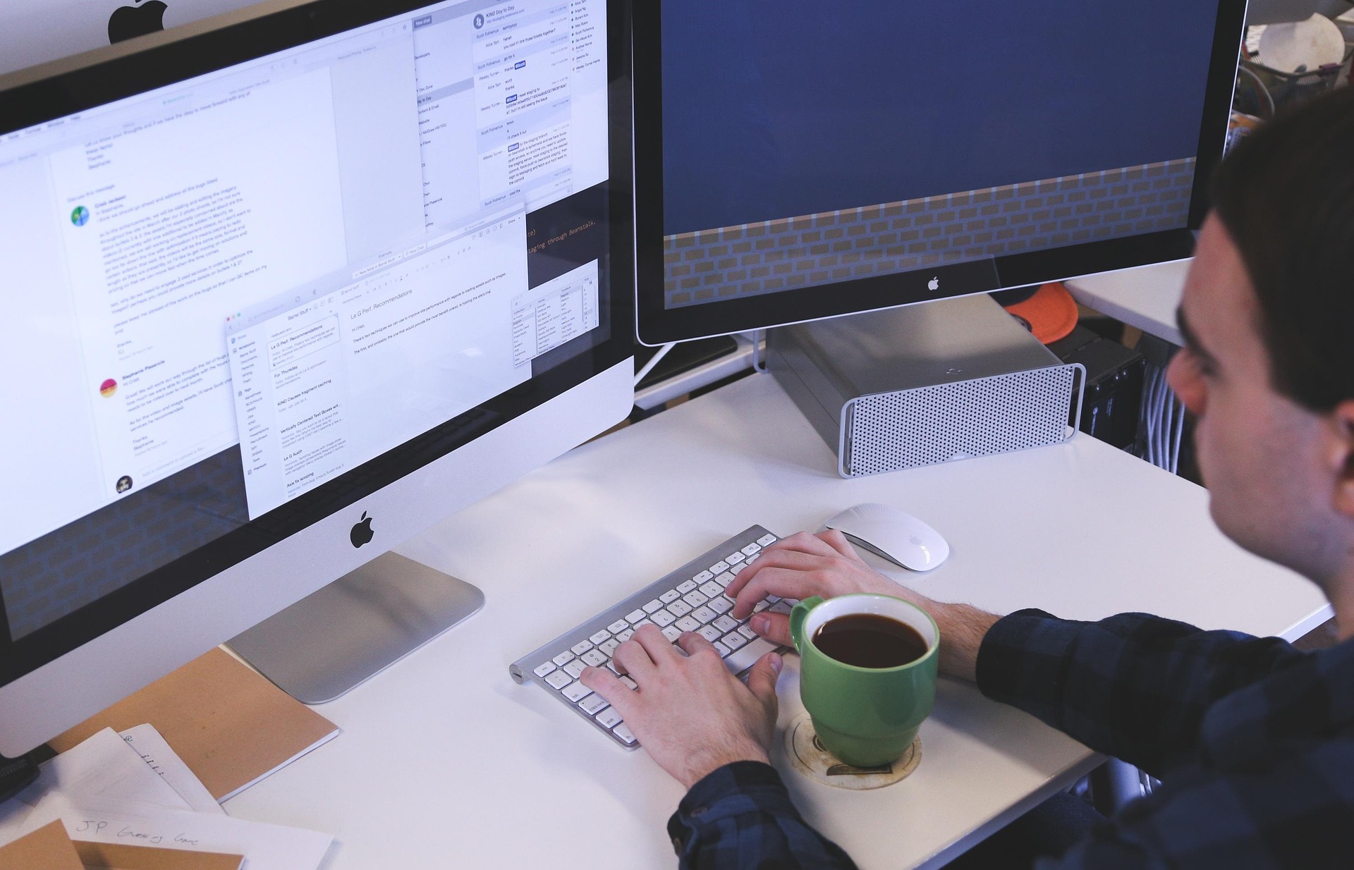 Carlos Yesid Mosquera, fundador de Tecnorigen, trabajando en un proyecto de diseño web